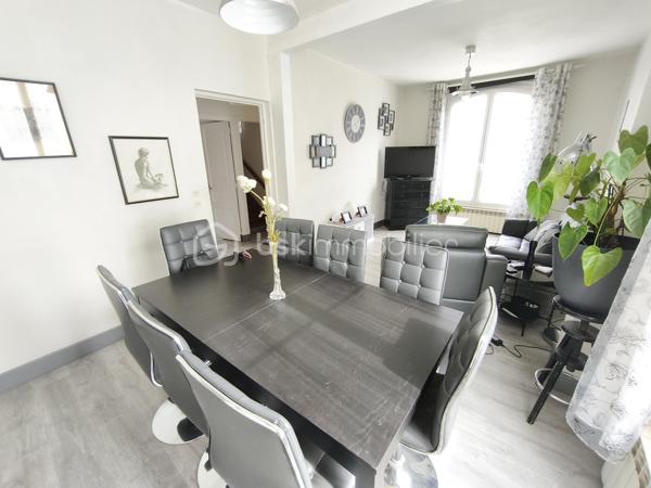 Description
MAISON INDIVIDUELLE - 2 chambres - Plus Studio indépendant . TERRAIN 480 M²
BSK IMMOBILIER Mr COULONGEAT WILLIAM VOUS PROPOSE EN EXCLUSIVITE

Dans un secteur résidentiel recherché de Champs-sur-Marne, découvrez cette maison individuelle édifiée sur un magnifique terrain arboré de 477 m², offrant un cadre de vie paisible et verdoyant.
Dès l'entrée, vous serez séduits par ses beaux volumes et son fort potentiel.
Le rez-de-jardin comprend une vaste entrée avec de nombreux rangements, Un Beau Studio indépendant avec sa salle d'eau privative et WC, une buanderie ainsi qu'un garage de 25 m².
À l'étage principal, baigné de lumière, vous profiterez d'un agréable double séjour traversant de plus de 23 m² avec possibilité de créer une terrasse. Une cuisine indépendante  aménagée et équipée , un toilette .
A l'étage supérieur  L'espace nuit se compose de deux grandes chambres  ainsi qu'une salle de bains et douche , et toilette
À l'extérieur, le jardin arboré offre un véritable écrin de verdure à l'abri des regards. Une dépendance un espace de stockage selon vos besoins.
Les +++ : Maison individuelle, Maison saine et entretenue.
Fort potentiel d'aménagement.
Une belle opportunité pour les familles à la recherche d'espace, de verdure et d'un cadre de vie privilégié à proximité des commodités et des bords de Marne.
A moins de 10 min à pied du centre villes avec tous les commerces, 10 min à pied des bords de marne et proximité des écoles.
Transport bus direct gare Noisy champs 10 minutes
Taxes Foncières 1361
Vidéo sur demande