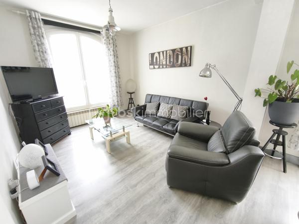 Description
MAISON INDIVIDUELLE - 2 chambres - Plus Studio indépendant . TERRAIN 480 M²
BSK IMMOBILIER Mr COULONGEAT WILLIAM VOUS PROPOSE EN EXCLUSIVITE

Dans un secteur résidentiel recherché de Champs-sur-Marne, découvrez cette maison individuelle édifiée sur un magnifique terrain arboré de 477 m², offrant un cadre de vie paisible et verdoyant.
Dès l'entrée, vous serez séduits par ses beaux volumes et son fort potentiel.
Le rez-de-jardin comprend une vaste entrée avec de nombreux rangements, Un Beau Studio indépendant avec sa salle d'eau privative et WC, une buanderie ainsi qu'un garage de 25 m².
À l'étage principal, baigné de lumière, vous profiterez d'un agréable double séjour traversant de plus de 23 m² avec possibilité de créer une terrasse. Une cuisine indépendante  aménagée et équipée , un toilette .
A l'étage supérieur  L'espace nuit se compose de deux grandes chambres  ainsi qu'une salle de bains et douche , et toilette
À l'extérieur, le jardin arboré offre un véritable écrin de verdure à l'abri des regards. Une dépendance un espace de stockage selon vos besoins.
Les +++ : Maison individuelle, Maison saine et entretenue.
Fort potentiel d'aménagement.
Une belle opportunité pour les familles à la recherche d'espace, de verdure et d'un cadre de vie privilégié à proximité des commodités et des bords de Marne.
A moins de 10 min à pied du centre villes avec tous les commerces, 10 min à pied des bords de marne et proximité des écoles.
Transport bus direct gare Noisy champs 10 minutes
Taxes Foncières 1361
Vidéo sur demande