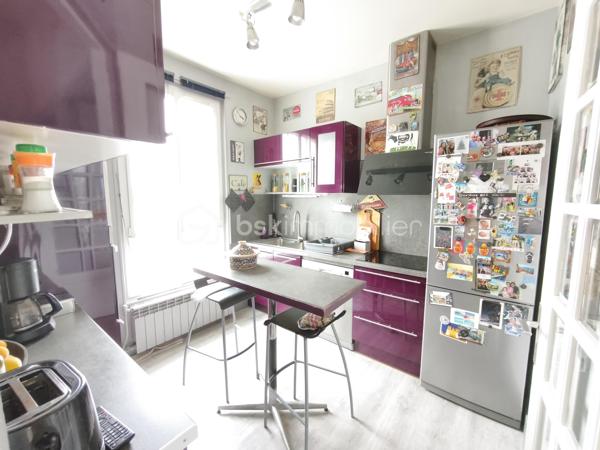 Description
MAISON INDIVIDUELLE - 2 chambres - Plus Studio indépendant . TERRAIN 480 M²
BSK IMMOBILIER Mr COULONGEAT WILLIAM VOUS PROPOSE EN EXCLUSIVITE

Dans un secteur résidentiel recherché de Champs-sur-Marne, découvrez cette maison individuelle édifiée sur un magnifique terrain arboré de 477 m², offrant un cadre de vie paisible et verdoyant.
Dès l'entrée, vous serez séduits par ses beaux volumes et son fort potentiel.
Le rez-de-jardin comprend une vaste entrée avec de nombreux rangements, Un Beau Studio indépendant avec sa salle d'eau privative et WC, une buanderie ainsi qu'un garage de 25 m².
À l'étage principal, baigné de lumière, vous profiterez d'un agréable double séjour traversant de plus de 23 m² avec possibilité de créer une terrasse. Une cuisine indépendante  aménagée et équipée , un toilette .
A l'étage supérieur  L'espace nuit se compose de deux grandes chambres  ainsi qu'une salle de bains et douche , et toilette
À l'extérieur, le jardin arboré offre un véritable écrin de verdure à l'abri des regards. Une dépendance un espace de stockage selon vos besoins.
Les +++ : Maison individuelle, Maison saine et entretenue.
Fort potentiel d'aménagement.
Une belle opportunité pour les familles à la recherche d'espace, de verdure et d'un cadre de vie privilégié à proximité des commodités et des bords de Marne.
A moins de 10 min à pied du centre villes avec tous les commerces, 10 min à pied des bords de marne et proximité des écoles.
Transport bus direct gare Noisy champs 10 minutes
Taxes Foncières 1361
Vidéo sur demande