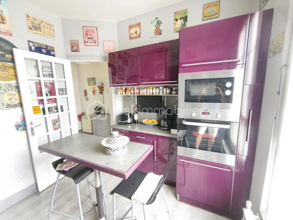 Description
MAISON INDIVIDUELLE - 2 chambres - Plus Studio indépendant . TERRAIN 480 M²
BSK IMMOBILIER Mr COULONGEAT WILLIAM VOUS PROPOSE EN EXCLUSIVITE

Dans un secteur résidentiel recherché de Champs-sur-Marne, découvrez cette maison individuelle édifiée sur un magnifique terrain arboré de 477 m², offrant un cadre de vie paisible et verdoyant.
Dès l'entrée, vous serez séduits par ses beaux volumes et son fort potentiel.
Le rez-de-jardin comprend une vaste entrée avec de nombreux rangements, Un Beau Studio indépendant avec sa salle d'eau privative et WC, une buanderie ainsi qu'un garage de 25 m².
À l'étage principal, baigné de lumière, vous profiterez d'un agréable double séjour traversant de plus de 23 m² avec possibilité de créer une terrasse. Une cuisine indépendante  aménagée et équipée , un toilette .
A l'étage supérieur  L'espace nuit se compose de deux grandes chambres  ainsi qu'une salle de bains et douche , et toilette
À l'extérieur, le jardin arboré offre un véritable écrin de verdure à l'abri des regards. Une dépendance un espace de stockage selon vos besoins.
Les +++ : Maison individuelle, Maison saine et entretenue.
Fort potentiel d'aménagement.
Une belle opportunité pour les familles à la recherche d'espace, de verdure et d'un cadre de vie privilégié à proximité des commodités et des bords de Marne.
A moins de 10 min à pied du centre villes avec tous les commerces, 10 min à pied des bords de marne et proximité des écoles.
Transport bus direct gare Noisy champs 10 minutes
Taxes Foncières 1361
Vidéo sur demande