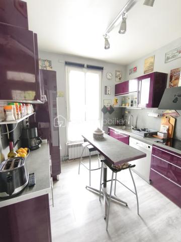 Description
MAISON INDIVIDUELLE - 2 chambres - Plus Studio indépendant . TERRAIN 480 M²
BSK IMMOBILIER Mr COULONGEAT WILLIAM VOUS PROPOSE EN EXCLUSIVITE

Dans un secteur résidentiel recherché de Champs-sur-Marne, découvrez cette maison individuelle édifiée sur un magnifique terrain arboré de 477 m², offrant un cadre de vie paisible et verdoyant.
Dès l'entrée, vous serez séduits par ses beaux volumes et son fort potentiel.
Le rez-de-jardin comprend une vaste entrée avec de nombreux rangements, Un Beau Studio indépendant avec sa salle d'eau privative et WC, une buanderie ainsi qu'un garage de 25 m².
À l'étage principal, baigné de lumière, vous profiterez d'un agréable double séjour traversant de plus de 23 m² avec possibilité de créer une terrasse. Une cuisine indépendante  aménagée et équipée , un toilette .
A l'étage supérieur  L'espace nuit se compose de deux grandes chambres  ainsi qu'une salle de bains et douche , et toilette
À l'extérieur, le jardin arboré offre un véritable écrin de verdure à l'abri des regards. Une dépendance un espace de stockage selon vos besoins.
Les +++ : Maison individuelle, Maison saine et entretenue.
Fort potentiel d'aménagement.
Une belle opportunité pour les familles à la recherche d'espace, de verdure et d'un cadre de vie privilégié à proximité des commodités et des bords de Marne.
A moins de 10 min à pied du centre villes avec tous les commerces, 10 min à pied des bords de marne et proximité des écoles.
Transport bus direct gare Noisy champs 10 minutes
Taxes Foncières 1361
Vidéo sur demande