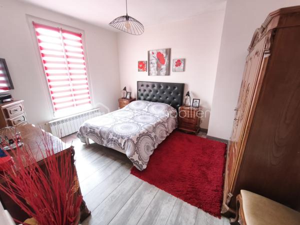 Description
MAISON INDIVIDUELLE - 2 chambres - Plus Studio indépendant . TERRAIN 480 M²
BSK IMMOBILIER Mr COULONGEAT WILLIAM VOUS PROPOSE EN EXCLUSIVITE

Dans un secteur résidentiel recherché de Champs-sur-Marne, découvrez cette maison individuelle édifiée sur un magnifique terrain arboré de 477 m², offrant un cadre de vie paisible et verdoyant.
Dès l'entrée, vous serez séduits par ses beaux volumes et son fort potentiel.
Le rez-de-jardin comprend une vaste entrée avec de nombreux rangements, Un Beau Studio indépendant avec sa salle d'eau privative et WC, une buanderie ainsi qu'un garage de 25 m².
À l'étage principal, baigné de lumière, vous profiterez d'un agréable double séjour traversant de plus de 23 m² avec possibilité de créer une terrasse. Une cuisine indépendante  aménagée et équipée , un toilette .
A l'étage supérieur  L'espace nuit se compose de deux grandes chambres  ainsi qu'une salle de bains et douche , et toilette
À l'extérieur, le jardin arboré offre un véritable écrin de verdure à l'abri des regards. Une dépendance un espace de stockage selon vos besoins.
Les +++ : Maison individuelle, Maison saine et entretenue.
Fort potentiel d'aménagement.
Une belle opportunité pour les familles à la recherche d'espace, de verdure et d'un cadre de vie privilégié à proximité des commodités et des bords de Marne.
A moins de 10 min à pied du centre villes avec tous les commerces, 10 min à pied des bords de marne et proximité des écoles.
Transport bus direct gare Noisy champs 10 minutes
Taxes Foncières 1361
Vidéo sur demande