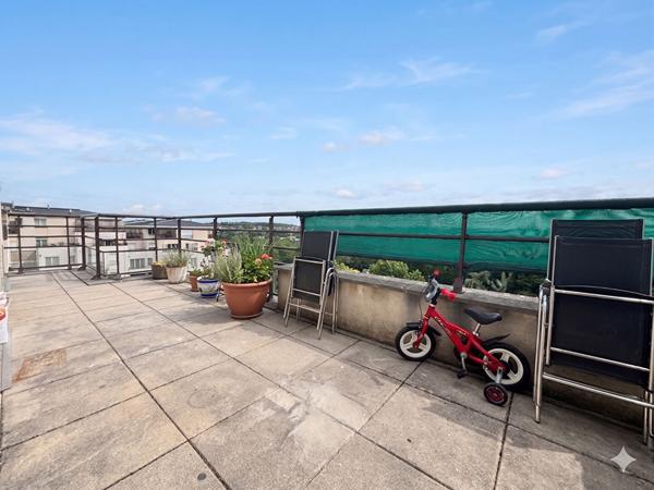 F4 avec terrasse et balcon + 2 stationnements sous-sol -  Corbeil Essonnes