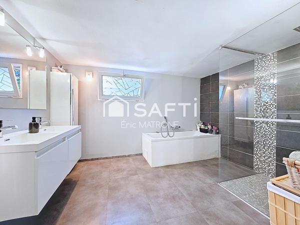 Bastide 203 m² avec dépendances et terrain constructible