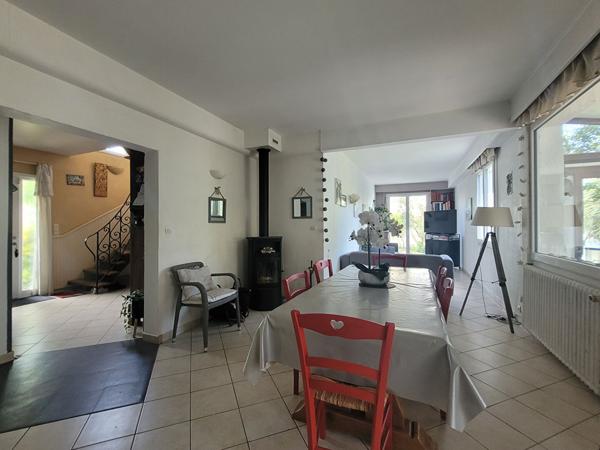 Proche Canal de Rompsay - Maison familiale avec jardin, piscine et véranda