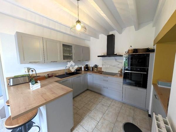 MAISON EN PIERRE, CHASSENEUIL, 178M², 4 CHAMBRES, DEPENDANCES.