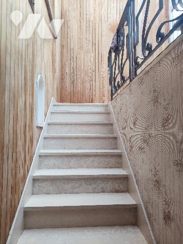 Maison avec 2 chambres, garage, débarras, véranda, grenier aménageable et jardin.