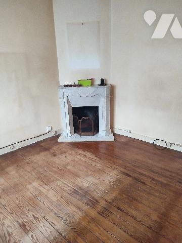 Maison avec 2 chambres, garage, débarras, véranda, grenier aménageable et jardin.