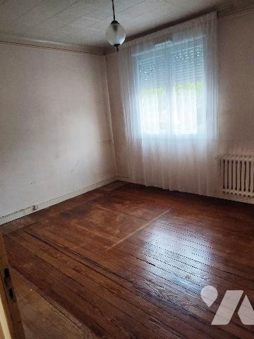 Maison avec 2 chambres, garage, débarras, véranda, grenier aménageable et jardin.