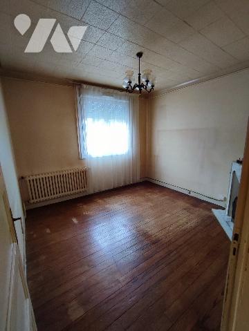 Maison avec 2 chambres, garage, débarras, véranda, grenier aménageable et jardin.