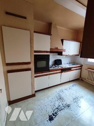 Maison avec 2 chambres, garage, débarras, véranda, grenier aménageable et jardin.