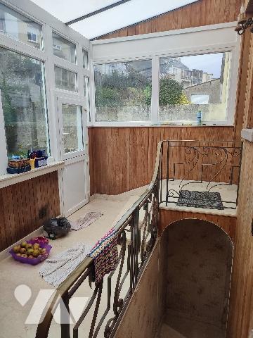 Maison avec 2 chambres, garage, débarras, véranda, grenier aménageable et jardin.