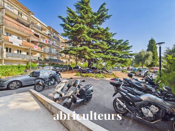 Quartier des Palaces à Menton Superbe 2 pièces rénové avec Terrasse plein sud, Cave et Parking
