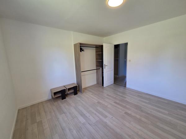 Maison d’habitation 5 chambres sur sous-sol/garage le tout sur terrain clos