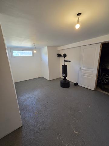 Maison d’habitation 5 chambres sur sous-sol/garage le tout sur terrain clos