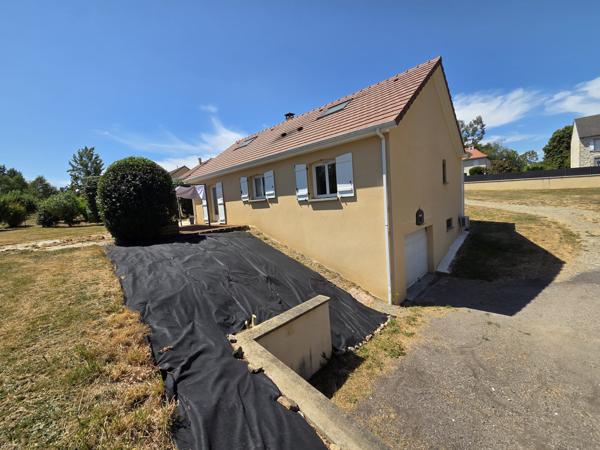 Maison d’habitation 5 chambres sur sous-sol/garage le tout sur terrain clos