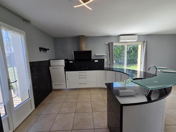 Maison d’habitation 5 chambres sur sous-sol/garage le tout sur terrain clos