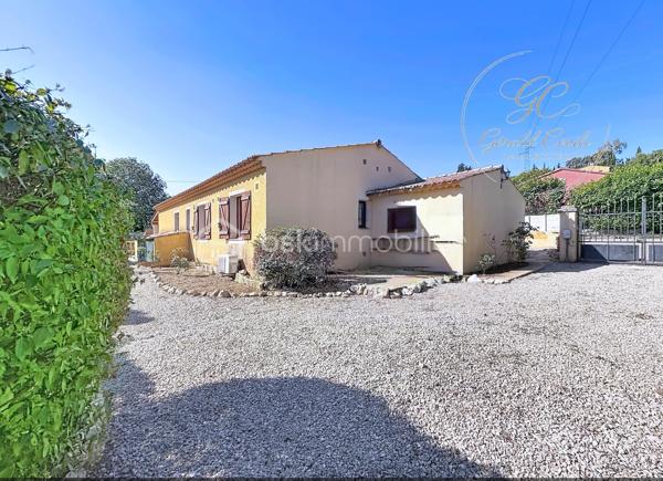 Exclusivité Gérald COVILI – BSK Immobilier

Située dans un secteur recherché de Grasse Saint-Antoine, à proximité immédiate des commerces, des écoles et de l'ensemble des commodités, cette agréable maison individuelle de plain-pied développe une superficie d'environ 115 m² et est édifiée sur une parcelle de 472 m² avec piscine.

Dès l'entrée, la maison offre des volumes agréables et une distribution fonctionnelle. Elle se compose d'un salon-séjour lumineux avec cheminée, d'une cuisine indépendante, de trois chambres, d'une salle d'eau, d'un WC indépendant ainsi que d'une buanderie.

Le salon-séjour de plus de 32 m² constitue le cœur de la maison. La cuisine, actuellement indépendante et d'une superficie de près de 16 m², offre par ailleurs une belle possibilité d'évolution : son ouverture sur la pièce de vie permettrait de créer un espace convivial et contemporain de près de 50 m².

L'ensemble de la maison étant de plain-pied, elle bénéficie d'une organisation particulièrement confortable et fonctionnelle au quotidien.

À l'extérieur, la propriété bénéficie d'un agréable espace de vie composé d'une belle terrasse abritée et d'une piscine, offrant un cadre idéal pour profiter des beaux jours et se détendre. 
L'accès à la propriété permet également de stationner plusieurs véhicules, un véritable atout au quotidien.

Pour votre confort, la maison dispose également de la climatisation dans le salon ainsi que dans l'une des chambres.

Un garage d'environ 16 m², actuellement utilisé comme espace de stockage, complète ce bien. 

Construite en 1987, cette maison présente un DPE classé C, avec des émissions de gaz à effet de serre classées A. 

Une maison familiale, fonctionnelle et évolutive, bénéficiant d'un emplacement recherché à Grasse Saint-Antoine, d'un extérieur agréable avec piscine et terrasse abritée, ainsi que d'un beau potentiel d'aménagement.

À découvrir sans tarder - coup de cœur assuré !

Pour tout renseignement complémentaire ou pour organiser une visite,
contactez  Gérald COVILI au 06 14 42 87 03.