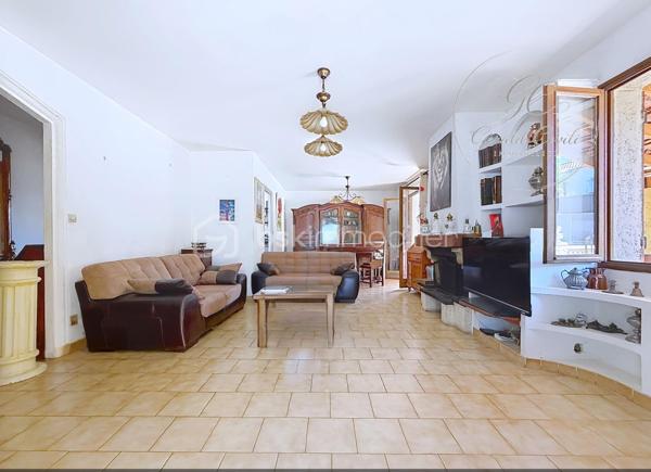 Exclusivité Gérald COVILI – BSK Immobilier

Située dans un secteur recherché de Grasse Saint-Antoine, à proximité immédiate des commerces, des écoles et de l'ensemble des commodités, cette agréable maison individuelle de plain-pied développe une superficie d'environ 115 m² et est édifiée sur une parcelle de 472 m² avec piscine.

Dès l'entrée, la maison offre des volumes agréables et une distribution fonctionnelle. Elle se compose d'un salon-séjour lumineux avec cheminée, d'une cuisine indépendante, de trois chambres, d'une salle d'eau, d'un WC indépendant ainsi que d'une buanderie.

Le salon-séjour de plus de 32 m² constitue le cœur de la maison. La cuisine, actuellement indépendante et d'une superficie de près de 16 m², offre par ailleurs une belle possibilité d'évolution : son ouverture sur la pièce de vie permettrait de créer un espace convivial et contemporain de près de 50 m².

L'ensemble de la maison étant de plain-pied, elle bénéficie d'une organisation particulièrement confortable et fonctionnelle au quotidien.

À l'extérieur, la propriété bénéficie d'un agréable espace de vie composé d'une belle terrasse abritée et d'une piscine, offrant un cadre idéal pour profiter des beaux jours et se détendre. 
L'accès à la propriété permet également de stationner plusieurs véhicules, un véritable atout au quotidien.

Pour votre confort, la maison dispose également de la climatisation dans le salon ainsi que dans l'une des chambres.

Un garage d'environ 16 m², actuellement utilisé comme espace de stockage, complète ce bien. 

Construite en 1987, cette maison présente un DPE classé C, avec des émissions de gaz à effet de serre classées A. 

Une maison familiale, fonctionnelle et évolutive, bénéficiant d'un emplacement recherché à Grasse Saint-Antoine, d'un extérieur agréable avec piscine et terrasse abritée, ainsi que d'un beau potentiel d'aménagement.

À découvrir sans tarder - coup de cœur assuré !

Pour tout renseignement complémentaire ou pour organiser une visite,
contactez  Gérald COVILI au 06 14 42 87 03.