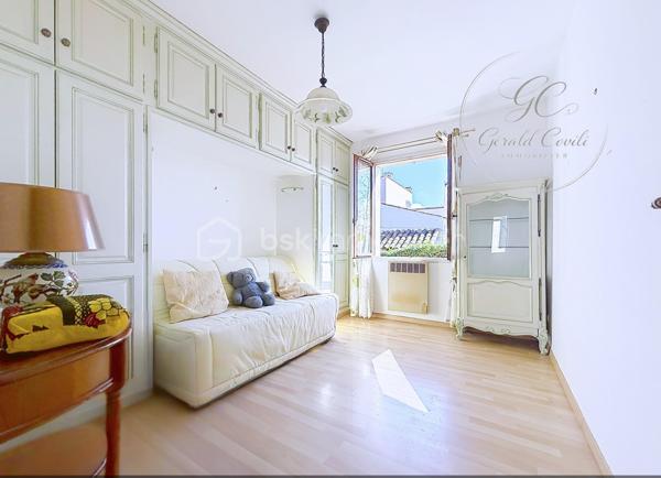 Exclusivité Gérald COVILI – BSK Immobilier

Située dans un secteur recherché de Grasse Saint-Antoine, à proximité immédiate des commerces, des écoles et de l'ensemble des commodités, cette agréable maison individuelle de plain-pied développe une superficie d'environ 115 m² et est édifiée sur une parcelle de 472 m² avec piscine.

Dès l'entrée, la maison offre des volumes agréables et une distribution fonctionnelle. Elle se compose d'un salon-séjour lumineux avec cheminée, d'une cuisine indépendante, de trois chambres, d'une salle d'eau, d'un WC indépendant ainsi que d'une buanderie.

Le salon-séjour de plus de 32 m² constitue le cœur de la maison. La cuisine, actuellement indépendante et d'une superficie de près de 16 m², offre par ailleurs une belle possibilité d'évolution : son ouverture sur la pièce de vie permettrait de créer un espace convivial et contemporain de près de 50 m².

L'ensemble de la maison étant de plain-pied, elle bénéficie d'une organisation particulièrement confortable et fonctionnelle au quotidien.

À l'extérieur, la propriété bénéficie d'un agréable espace de vie composé d'une belle terrasse abritée et d'une piscine, offrant un cadre idéal pour profiter des beaux jours et se détendre. 
L'accès à la propriété permet également de stationner plusieurs véhicules, un véritable atout au quotidien.

Pour votre confort, la maison dispose également de la climatisation dans le salon ainsi que dans l'une des chambres.

Un garage d'environ 16 m², actuellement utilisé comme espace de stockage, complète ce bien. 

Construite en 1987, cette maison présente un DPE classé C, avec des émissions de gaz à effet de serre classées A. 

Une maison familiale, fonctionnelle et évolutive, bénéficiant d'un emplacement recherché à Grasse Saint-Antoine, d'un extérieur agréable avec piscine et terrasse abritée, ainsi que d'un beau potentiel d'aménagement.

À découvrir sans tarder - coup de cœur assuré !

Pour tout renseignement complémentaire ou pour organiser une visite,
contactez  Gérald COVILI au 06 14 42 87 03.