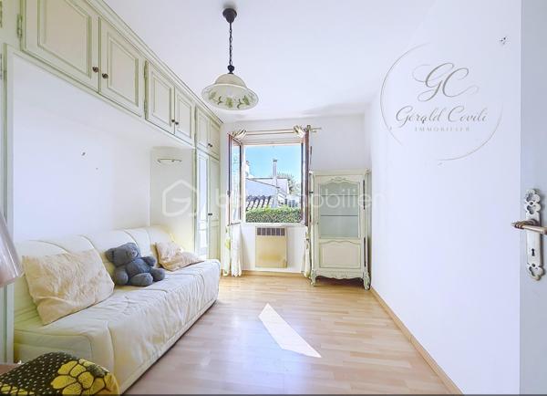Exclusivité Gérald COVILI – BSK Immobilier

Située dans un secteur recherché de Grasse Saint-Antoine, à proximité immédiate des commerces, des écoles et de l'ensemble des commodités, cette agréable maison individuelle de plain-pied développe une superficie d'environ 115 m² et est édifiée sur une parcelle de 472 m² avec piscine.

Dès l'entrée, la maison offre des volumes agréables et une distribution fonctionnelle. Elle se compose d'un salon-séjour lumineux avec cheminée, d'une cuisine indépendante, de trois chambres, d'une salle d'eau, d'un WC indépendant ainsi que d'une buanderie.

Le salon-séjour de plus de 32 m² constitue le cœur de la maison. La cuisine, actuellement indépendante et d'une superficie de près de 16 m², offre par ailleurs une belle possibilité d'évolution : son ouverture sur la pièce de vie permettrait de créer un espace convivial et contemporain de près de 50 m².

L'ensemble de la maison étant de plain-pied, elle bénéficie d'une organisation particulièrement confortable et fonctionnelle au quotidien.

À l'extérieur, la propriété bénéficie d'un agréable espace de vie composé d'une belle terrasse abritée et d'une piscine, offrant un cadre idéal pour profiter des beaux jours et se détendre. 
L'accès à la propriété permet également de stationner plusieurs véhicules, un véritable atout au quotidien.

Pour votre confort, la maison dispose également de la climatisation dans le salon ainsi que dans l'une des chambres.

Un garage d'environ 16 m², actuellement utilisé comme espace de stockage, complète ce bien. 

Construite en 1987, cette maison présente un DPE classé C, avec des émissions de gaz à effet de serre classées A. 

Une maison familiale, fonctionnelle et évolutive, bénéficiant d'un emplacement recherché à Grasse Saint-Antoine, d'un extérieur agréable avec piscine et terrasse abritée, ainsi que d'un beau potentiel d'aménagement.

À découvrir sans tarder - coup de cœur assuré !

Pour tout renseignement complémentaire ou pour organiser une visite,
contactez  Gérald COVILI au 06 14 42 87 03.