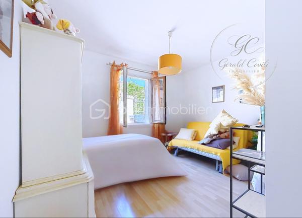 Exclusivité Gérald COVILI – BSK Immobilier

Située dans un secteur recherché de Grasse Saint-Antoine, à proximité immédiate des commerces, des écoles et de l'ensemble des commodités, cette agréable maison individuelle de plain-pied développe une superficie d'environ 115 m² et est édifiée sur une parcelle de 472 m² avec piscine.

Dès l'entrée, la maison offre des volumes agréables et une distribution fonctionnelle. Elle se compose d'un salon-séjour lumineux avec cheminée, d'une cuisine indépendante, de trois chambres, d'une salle d'eau, d'un WC indépendant ainsi que d'une buanderie.

Le salon-séjour de plus de 32 m² constitue le cœur de la maison. La cuisine, actuellement indépendante et d'une superficie de près de 16 m², offre par ailleurs une belle possibilité d'évolution : son ouverture sur la pièce de vie permettrait de créer un espace convivial et contemporain de près de 50 m².

L'ensemble de la maison étant de plain-pied, elle bénéficie d'une organisation particulièrement confortable et fonctionnelle au quotidien.

À l'extérieur, la propriété bénéficie d'un agréable espace de vie composé d'une belle terrasse abritée et d'une piscine, offrant un cadre idéal pour profiter des beaux jours et se détendre. 
L'accès à la propriété permet également de stationner plusieurs véhicules, un véritable atout au quotidien.

Pour votre confort, la maison dispose également de la climatisation dans le salon ainsi que dans l'une des chambres.

Un garage d'environ 16 m², actuellement utilisé comme espace de stockage, complète ce bien. 

Construite en 1987, cette maison présente un DPE classé C, avec des émissions de gaz à effet de serre classées A. 

Une maison familiale, fonctionnelle et évolutive, bénéficiant d'un emplacement recherché à Grasse Saint-Antoine, d'un extérieur agréable avec piscine et terrasse abritée, ainsi que d'un beau potentiel d'aménagement.

À découvrir sans tarder - coup de cœur assuré !

Pour tout renseignement complémentaire ou pour organiser une visite,
contactez  Gérald COVILI au 06 14 42 87 03.