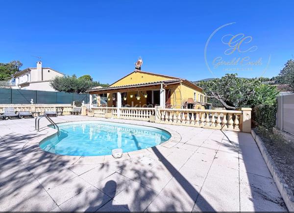 Exclusivité Gérald COVILI – BSK Immobilier

Située dans un secteur recherché de Grasse Saint-Antoine, à proximité immédiate des commerces, des écoles et de l'ensemble des commodités, cette agréable maison individuelle de plain-pied développe une superficie d'environ 115 m² et est édifiée sur une parcelle de 472 m² avec piscine.

Dès l'entrée, la maison offre des volumes agréables et une distribution fonctionnelle. Elle se compose d'un salon-séjour lumineux avec cheminée, d'une cuisine indépendante, de trois chambres, d'une salle d'eau, d'un WC indépendant ainsi que d'une buanderie.

Le salon-séjour de plus de 32 m² constitue le cœur de la maison. La cuisine, actuellement indépendante et d'une superficie de près de 16 m², offre par ailleurs une belle possibilité d'évolution : son ouverture sur la pièce de vie permettrait de créer un espace convivial et contemporain de près de 50 m².

L'ensemble de la maison étant de plain-pied, elle bénéficie d'une organisation particulièrement confortable et fonctionnelle au quotidien.

À l'extérieur, la propriété bénéficie d'un agréable espace de vie composé d'une belle terrasse abritée et d'une piscine, offrant un cadre idéal pour profiter des beaux jours et se détendre. 
L'accès à la propriété permet également de stationner plusieurs véhicules, un véritable atout au quotidien.

Pour votre confort, la maison dispose également de la climatisation dans le salon ainsi que dans l'une des chambres.

Un garage d'environ 16 m², actuellement utilisé comme espace de stockage, complète ce bien. 

Construite en 1987, cette maison présente un DPE classé C, avec des émissions de gaz à effet de serre classées A. 

Une maison familiale, fonctionnelle et évolutive, bénéficiant d'un emplacement recherché à Grasse Saint-Antoine, d'un extérieur agréable avec piscine et terrasse abritée, ainsi que d'un beau potentiel d'aménagement.

À découvrir sans tarder - coup de cœur assuré !

Pour tout renseignement complémentaire ou pour organiser une visite,
contactez  Gérald COVILI au 06 14 42 87 03.