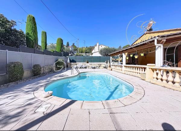 Exclusivité Gérald COVILI – BSK Immobilier

Située dans un secteur recherché de Grasse Saint-Antoine, à proximité immédiate des commerces, des écoles et de l'ensemble des commodités, cette agréable maison individuelle de plain-pied développe une superficie d'environ 115 m² et est édifiée sur une parcelle de 472 m² avec piscine.

Dès l'entrée, la maison offre des volumes agréables et une distribution fonctionnelle. Elle se compose d'un salon-séjour lumineux avec cheminée, d'une cuisine indépendante, de trois chambres, d'une salle d'eau, d'un WC indépendant ainsi que d'une buanderie.

Le salon-séjour de plus de 32 m² constitue le cœur de la maison. La cuisine, actuellement indépendante et d'une superficie de près de 16 m², offre par ailleurs une belle possibilité d'évolution : son ouverture sur la pièce de vie permettrait de créer un espace convivial et contemporain de près de 50 m².

L'ensemble de la maison étant de plain-pied, elle bénéficie d'une organisation particulièrement confortable et fonctionnelle au quotidien.

À l'extérieur, la propriété bénéficie d'un agréable espace de vie composé d'une belle terrasse abritée et d'une piscine, offrant un cadre idéal pour profiter des beaux jours et se détendre. 
L'accès à la propriété permet également de stationner plusieurs véhicules, un véritable atout au quotidien.

Pour votre confort, la maison dispose également de la climatisation dans le salon ainsi que dans l'une des chambres.

Un garage d'environ 16 m², actuellement utilisé comme espace de stockage, complète ce bien. 

Construite en 1987, cette maison présente un DPE classé C, avec des émissions de gaz à effet de serre classées A. 

Une maison familiale, fonctionnelle et évolutive, bénéficiant d'un emplacement recherché à Grasse Saint-Antoine, d'un extérieur agréable avec piscine et terrasse abritée, ainsi que d'un beau potentiel d'aménagement.

À découvrir sans tarder - coup de cœur assuré !

Pour tout renseignement complémentaire ou pour organiser une visite,
contactez  Gérald COVILI au 06 14 42 87 03.