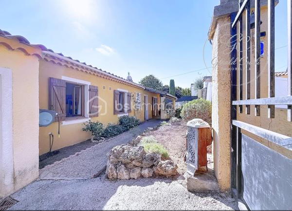 Exclusivité Gérald COVILI – BSK Immobilier

Située dans un secteur recherché de Grasse Saint-Antoine, à proximité immédiate des commerces, des écoles et de l'ensemble des commodités, cette agréable maison individuelle de plain-pied développe une superficie d'environ 115 m² et est édifiée sur une parcelle de 472 m² avec piscine.

Dès l'entrée, la maison offre des volumes agréables et une distribution fonctionnelle. Elle se compose d'un salon-séjour lumineux avec cheminée, d'une cuisine indépendante, de trois chambres, d'une salle d'eau, d'un WC indépendant ainsi que d'une buanderie.

Le salon-séjour de plus de 32 m² constitue le cœur de la maison. La cuisine, actuellement indépendante et d'une superficie de près de 16 m², offre par ailleurs une belle possibilité d'évolution : son ouverture sur la pièce de vie permettrait de créer un espace convivial et contemporain de près de 50 m².

L'ensemble de la maison étant de plain-pied, elle bénéficie d'une organisation particulièrement confortable et fonctionnelle au quotidien.

À l'extérieur, la propriété bénéficie d'un agréable espace de vie composé d'une belle terrasse abritée et d'une piscine, offrant un cadre idéal pour profiter des beaux jours et se détendre. 
L'accès à la propriété permet également de stationner plusieurs véhicules, un véritable atout au quotidien.

Pour votre confort, la maison dispose également de la climatisation dans le salon ainsi que dans l'une des chambres.

Un garage d'environ 16 m², actuellement utilisé comme espace de stockage, complète ce bien. 

Construite en 1987, cette maison présente un DPE classé C, avec des émissions de gaz à effet de serre classées A. 

Une maison familiale, fonctionnelle et évolutive, bénéficiant d'un emplacement recherché à Grasse Saint-Antoine, d'un extérieur agréable avec piscine et terrasse abritée, ainsi que d'un beau potentiel d'aménagement.

À découvrir sans tarder - coup de cœur assuré !

Pour tout renseignement complémentaire ou pour organiser une visite,
contactez  Gérald COVILI au 06 14 42 87 03.