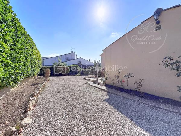 Exclusivité Gérald COVILI – BSK Immobilier

Située dans un secteur recherché de Grasse Saint-Antoine, à proximité immédiate des commerces, des écoles et de l'ensemble des commodités, cette agréable maison individuelle de plain-pied développe une superficie d'environ 115 m² et est édifiée sur une parcelle de 472 m² avec piscine.

Dès l'entrée, la maison offre des volumes agréables et une distribution fonctionnelle. Elle se compose d'un salon-séjour lumineux avec cheminée, d'une cuisine indépendante, de trois chambres, d'une salle d'eau, d'un WC indépendant ainsi que d'une buanderie.

Le salon-séjour de plus de 32 m² constitue le cœur de la maison. La cuisine, actuellement indépendante et d'une superficie de près de 16 m², offre par ailleurs une belle possibilité d'évolution : son ouverture sur la pièce de vie permettrait de créer un espace convivial et contemporain de près de 50 m².

L'ensemble de la maison étant de plain-pied, elle bénéficie d'une organisation particulièrement confortable et fonctionnelle au quotidien.

À l'extérieur, la propriété bénéficie d'un agréable espace de vie composé d'une belle terrasse abritée et d'une piscine, offrant un cadre idéal pour profiter des beaux jours et se détendre. 
L'accès à la propriété permet également de stationner plusieurs véhicules, un véritable atout au quotidien.

Pour votre confort, la maison dispose également de la climatisation dans le salon ainsi que dans l'une des chambres.

Un garage d'environ 16 m², actuellement utilisé comme espace de stockage, complète ce bien. 

Construite en 1987, cette maison présente un DPE classé C, avec des émissions de gaz à effet de serre classées A. 

Une maison familiale, fonctionnelle et évolutive, bénéficiant d'un emplacement recherché à Grasse Saint-Antoine, d'un extérieur agréable avec piscine et terrasse abritée, ainsi que d'un beau potentiel d'aménagement.

À découvrir sans tarder - coup de cœur assuré !

Pour tout renseignement complémentaire ou pour organiser une visite,
contactez  Gérald COVILI au 06 14 42 87 03.