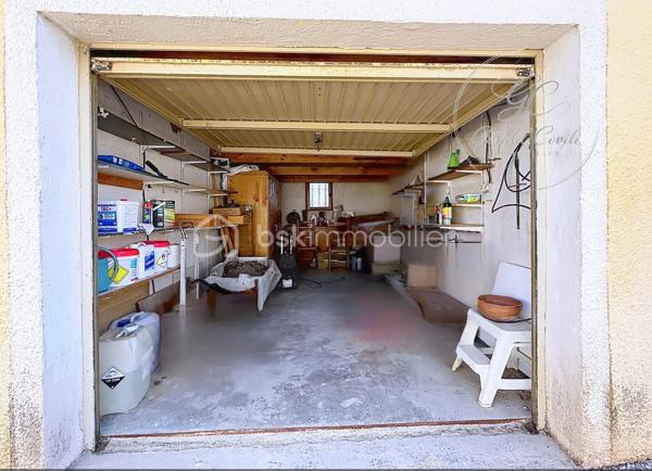 Exclusivité Gérald COVILI – BSK Immobilier

Située dans un secteur recherché de Grasse Saint-Antoine, à proximité immédiate des commerces, des écoles et de l'ensemble des commodités, cette agréable maison individuelle de plain-pied développe une superficie d'environ 115 m² et est édifiée sur une parcelle de 472 m² avec piscine.

Dès l'entrée, la maison offre des volumes agréables et une distribution fonctionnelle. Elle se compose d'un salon-séjour lumineux avec cheminée, d'une cuisine indépendante, de trois chambres, d'une salle d'eau, d'un WC indépendant ainsi que d'une buanderie.

Le salon-séjour de plus de 32 m² constitue le cœur de la maison. La cuisine, actuellement indépendante et d'une superficie de près de 16 m², offre par ailleurs une belle possibilité d'évolution : son ouverture sur la pièce de vie permettrait de créer un espace convivial et contemporain de près de 50 m².

L'ensemble de la maison étant de plain-pied, elle bénéficie d'une organisation particulièrement confortable et fonctionnelle au quotidien.

À l'extérieur, la propriété bénéficie d'un agréable espace de vie composé d'une belle terrasse abritée et d'une piscine, offrant un cadre idéal pour profiter des beaux jours et se détendre. 
L'accès à la propriété permet également de stationner plusieurs véhicules, un véritable atout au quotidien.

Pour votre confort, la maison dispose également de la climatisation dans le salon ainsi que dans l'une des chambres.

Un garage d'environ 16 m², actuellement utilisé comme espace de stockage, complète ce bien. 

Construite en 1987, cette maison présente un DPE classé C, avec des émissions de gaz à effet de serre classées A. 

Une maison familiale, fonctionnelle et évolutive, bénéficiant d'un emplacement recherché à Grasse Saint-Antoine, d'un extérieur agréable avec piscine et terrasse abritée, ainsi que d'un beau potentiel d'aménagement.

À découvrir sans tarder - coup de cœur assuré !

Pour tout renseignement complémentaire ou pour organiser une visite,
contactez  Gérald COVILI au 06 14 42 87 03.