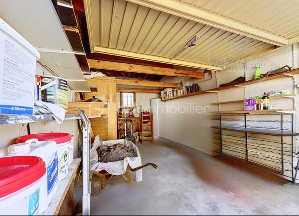 Exclusivité Gérald COVILI – BSK Immobilier

Située dans un secteur recherché de Grasse Saint-Antoine, à proximité immédiate des commerces, des écoles et de l'ensemble des commodités, cette agréable maison individuelle de plain-pied développe une superficie d'environ 115 m² et est édifiée sur une parcelle de 472 m² avec piscine.

Dès l'entrée, la maison offre des volumes agréables et une distribution fonctionnelle. Elle se compose d'un salon-séjour lumineux avec cheminée, d'une cuisine indépendante, de trois chambres, d'une salle d'eau, d'un WC indépendant ainsi que d'une buanderie.

Le salon-séjour de plus de 32 m² constitue le cœur de la maison. La cuisine, actuellement indépendante et d'une superficie de près de 16 m², offre par ailleurs une belle possibilité d'évolution : son ouverture sur la pièce de vie permettrait de créer un espace convivial et contemporain de près de 50 m².

L'ensemble de la maison étant de plain-pied, elle bénéficie d'une organisation particulièrement confortable et fonctionnelle au quotidien.

À l'extérieur, la propriété bénéficie d'un agréable espace de vie composé d'une belle terrasse abritée et d'une piscine, offrant un cadre idéal pour profiter des beaux jours et se détendre. 
L'accès à la propriété permet également de stationner plusieurs véhicules, un véritable atout au quotidien.

Pour votre confort, la maison dispose également de la climatisation dans le salon ainsi que dans l'une des chambres.

Un garage d'environ 16 m², actuellement utilisé comme espace de stockage, complète ce bien. 

Construite en 1987, cette maison présente un DPE classé C, avec des émissions de gaz à effet de serre classées A. 

Une maison familiale, fonctionnelle et évolutive, bénéficiant d'un emplacement recherché à Grasse Saint-Antoine, d'un extérieur agréable avec piscine et terrasse abritée, ainsi que d'un beau potentiel d'aménagement.

À découvrir sans tarder - coup de cœur assuré !

Pour tout renseignement complémentaire ou pour organiser une visite,
contactez  Gérald COVILI au 06 14 42 87 03.