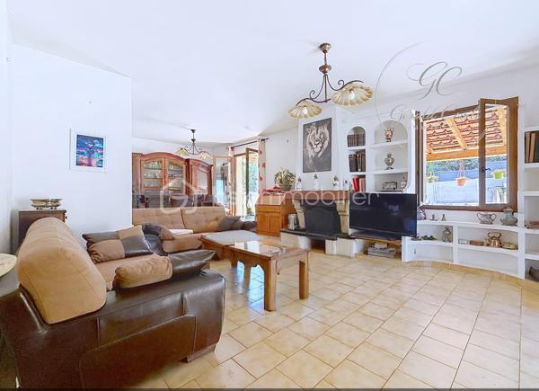 Exclusivité Gérald COVILI – BSK Immobilier

Située dans un secteur recherché de Grasse Saint-Antoine, à proximité immédiate des commerces, des écoles et de l'ensemble des commodités, cette agréable maison individuelle de plain-pied développe une superficie d'environ 115 m² et est édifiée sur une parcelle de 472 m² avec piscine.

Dès l'entrée, la maison offre des volumes agréables et une distribution fonctionnelle. Elle se compose d'un salon-séjour lumineux avec cheminée, d'une cuisine indépendante, de trois chambres, d'une salle d'eau, d'un WC indépendant ainsi que d'une buanderie.

Le salon-séjour de plus de 32 m² constitue le cœur de la maison. La cuisine, actuellement indépendante et d'une superficie de près de 16 m², offre par ailleurs une belle possibilité d'évolution : son ouverture sur la pièce de vie permettrait de créer un espace convivial et contemporain de près de 50 m².

L'ensemble de la maison étant de plain-pied, elle bénéficie d'une organisation particulièrement confortable et fonctionnelle au quotidien.

À l'extérieur, la propriété bénéficie d'un agréable espace de vie composé d'une belle terrasse abritée et d'une piscine, offrant un cadre idéal pour profiter des beaux jours et se détendre. 
L'accès à la propriété permet également de stationner plusieurs véhicules, un véritable atout au quotidien.

Pour votre confort, la maison dispose également de la climatisation dans le salon ainsi que dans l'une des chambres.

Un garage d'environ 16 m², actuellement utilisé comme espace de stockage, complète ce bien. 

Construite en 1987, cette maison présente un DPE classé C, avec des émissions de gaz à effet de serre classées A. 

Une maison familiale, fonctionnelle et évolutive, bénéficiant d'un emplacement recherché à Grasse Saint-Antoine, d'un extérieur agréable avec piscine et terrasse abritée, ainsi que d'un beau potentiel d'aménagement.

À découvrir sans tarder - coup de cœur assuré !

Pour tout renseignement complémentaire ou pour organiser une visite,
contactez  Gérald COVILI au 06 14 42 87 03.