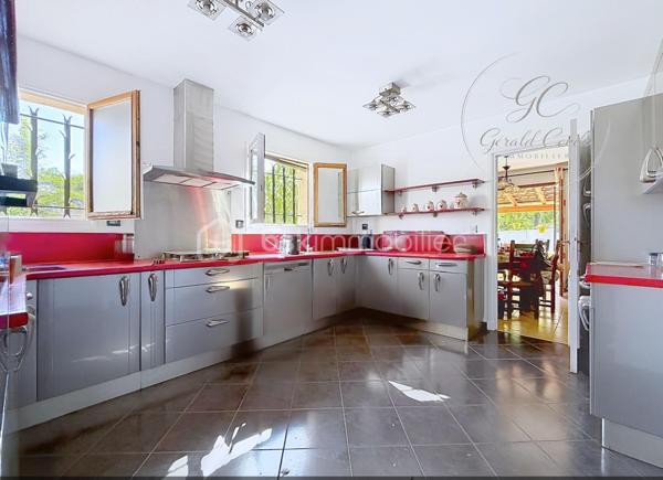 Exclusivité Gérald COVILI – BSK Immobilier

Située dans un secteur recherché de Grasse Saint-Antoine, à proximité immédiate des commerces, des écoles et de l'ensemble des commodités, cette agréable maison individuelle de plain-pied développe une superficie d'environ 115 m² et est édifiée sur une parcelle de 472 m² avec piscine.

Dès l'entrée, la maison offre des volumes agréables et une distribution fonctionnelle. Elle se compose d'un salon-séjour lumineux avec cheminée, d'une cuisine indépendante, de trois chambres, d'une salle d'eau, d'un WC indépendant ainsi que d'une buanderie.

Le salon-séjour de plus de 32 m² constitue le cœur de la maison. La cuisine, actuellement indépendante et d'une superficie de près de 16 m², offre par ailleurs une belle possibilité d'évolution : son ouverture sur la pièce de vie permettrait de créer un espace convivial et contemporain de près de 50 m².

L'ensemble de la maison étant de plain-pied, elle bénéficie d'une organisation particulièrement confortable et fonctionnelle au quotidien.

À l'extérieur, la propriété bénéficie d'un agréable espace de vie composé d'une belle terrasse abritée et d'une piscine, offrant un cadre idéal pour profiter des beaux jours et se détendre. 
L'accès à la propriété permet également de stationner plusieurs véhicules, un véritable atout au quotidien.

Pour votre confort, la maison dispose également de la climatisation dans le salon ainsi que dans l'une des chambres.

Un garage d'environ 16 m², actuellement utilisé comme espace de stockage, complète ce bien. 

Construite en 1987, cette maison présente un DPE classé C, avec des émissions de gaz à effet de serre classées A. 

Une maison familiale, fonctionnelle et évolutive, bénéficiant d'un emplacement recherché à Grasse Saint-Antoine, d'un extérieur agréable avec piscine et terrasse abritée, ainsi que d'un beau potentiel d'aménagement.

À découvrir sans tarder - coup de cœur assuré !

Pour tout renseignement complémentaire ou pour organiser une visite,
contactez  Gérald COVILI au 06 14 42 87 03.