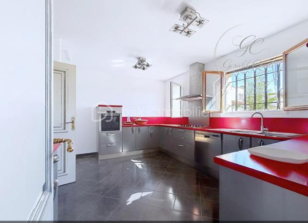 Exclusivité Gérald COVILI – BSK Immobilier

Située dans un secteur recherché de Grasse Saint-Antoine, à proximité immédiate des commerces, des écoles et de l'ensemble des commodités, cette agréable maison individuelle de plain-pied développe une superficie d'environ 115 m² et est édifiée sur une parcelle de 472 m² avec piscine.

Dès l'entrée, la maison offre des volumes agréables et une distribution fonctionnelle. Elle se compose d'un salon-séjour lumineux avec cheminée, d'une cuisine indépendante, de trois chambres, d'une salle d'eau, d'un WC indépendant ainsi que d'une buanderie.

Le salon-séjour de plus de 32 m² constitue le cœur de la maison. La cuisine, actuellement indépendante et d'une superficie de près de 16 m², offre par ailleurs une belle possibilité d'évolution : son ouverture sur la pièce de vie permettrait de créer un espace convivial et contemporain de près de 50 m².

L'ensemble de la maison étant de plain-pied, elle bénéficie d'une organisation particulièrement confortable et fonctionnelle au quotidien.

À l'extérieur, la propriété bénéficie d'un agréable espace de vie composé d'une belle terrasse abritée et d'une piscine, offrant un cadre idéal pour profiter des beaux jours et se détendre. 
L'accès à la propriété permet également de stationner plusieurs véhicules, un véritable atout au quotidien.

Pour votre confort, la maison dispose également de la climatisation dans le salon ainsi que dans l'une des chambres.

Un garage d'environ 16 m², actuellement utilisé comme espace de stockage, complète ce bien. 

Construite en 1987, cette maison présente un DPE classé C, avec des émissions de gaz à effet de serre classées A. 

Une maison familiale, fonctionnelle et évolutive, bénéficiant d'un emplacement recherché à Grasse Saint-Antoine, d'un extérieur agréable avec piscine et terrasse abritée, ainsi que d'un beau potentiel d'aménagement.

À découvrir sans tarder - coup de cœur assuré !

Pour tout renseignement complémentaire ou pour organiser une visite,
contactez  Gérald COVILI au 06 14 42 87 03.