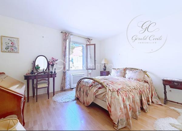 Exclusivité Gérald COVILI – BSK Immobilier

Située dans un secteur recherché de Grasse Saint-Antoine, à proximité immédiate des commerces, des écoles et de l'ensemble des commodités, cette agréable maison individuelle de plain-pied développe une superficie d'environ 115 m² et est édifiée sur une parcelle de 472 m² avec piscine.

Dès l'entrée, la maison offre des volumes agréables et une distribution fonctionnelle. Elle se compose d'un salon-séjour lumineux avec cheminée, d'une cuisine indépendante, de trois chambres, d'une salle d'eau, d'un WC indépendant ainsi que d'une buanderie.

Le salon-séjour de plus de 32 m² constitue le cœur de la maison. La cuisine, actuellement indépendante et d'une superficie de près de 16 m², offre par ailleurs une belle possibilité d'évolution : son ouverture sur la pièce de vie permettrait de créer un espace convivial et contemporain de près de 50 m².

L'ensemble de la maison étant de plain-pied, elle bénéficie d'une organisation particulièrement confortable et fonctionnelle au quotidien.

À l'extérieur, la propriété bénéficie d'un agréable espace de vie composé d'une belle terrasse abritée et d'une piscine, offrant un cadre idéal pour profiter des beaux jours et se détendre. 
L'accès à la propriété permet également de stationner plusieurs véhicules, un véritable atout au quotidien.

Pour votre confort, la maison dispose également de la climatisation dans le salon ainsi que dans l'une des chambres.

Un garage d'environ 16 m², actuellement utilisé comme espace de stockage, complète ce bien. 

Construite en 1987, cette maison présente un DPE classé C, avec des émissions de gaz à effet de serre classées A. 

Une maison familiale, fonctionnelle et évolutive, bénéficiant d'un emplacement recherché à Grasse Saint-Antoine, d'un extérieur agréable avec piscine et terrasse abritée, ainsi que d'un beau potentiel d'aménagement.

À découvrir sans tarder - coup de cœur assuré !

Pour tout renseignement complémentaire ou pour organiser une visite,
contactez  Gérald COVILI au 06 14 42 87 03.