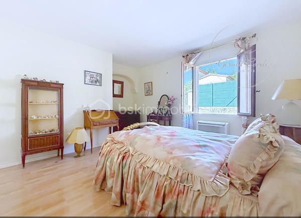 Exclusivité Gérald COVILI – BSK Immobilier

Située dans un secteur recherché de Grasse Saint-Antoine, à proximité immédiate des commerces, des écoles et de l'ensemble des commodités, cette agréable maison individuelle de plain-pied développe une superficie d'environ 115 m² et est édifiée sur une parcelle de 472 m² avec piscine.

Dès l'entrée, la maison offre des volumes agréables et une distribution fonctionnelle. Elle se compose d'un salon-séjour lumineux avec cheminée, d'une cuisine indépendante, de trois chambres, d'une salle d'eau, d'un WC indépendant ainsi que d'une buanderie.

Le salon-séjour de plus de 32 m² constitue le cœur de la maison. La cuisine, actuellement indépendante et d'une superficie de près de 16 m², offre par ailleurs une belle possibilité d'évolution : son ouverture sur la pièce de vie permettrait de créer un espace convivial et contemporain de près de 50 m².

L'ensemble de la maison étant de plain-pied, elle bénéficie d'une organisation particulièrement confortable et fonctionnelle au quotidien.

À l'extérieur, la propriété bénéficie d'un agréable espace de vie composé d'une belle terrasse abritée et d'une piscine, offrant un cadre idéal pour profiter des beaux jours et se détendre. 
L'accès à la propriété permet également de stationner plusieurs véhicules, un véritable atout au quotidien.

Pour votre confort, la maison dispose également de la climatisation dans le salon ainsi que dans l'une des chambres.

Un garage d'environ 16 m², actuellement utilisé comme espace de stockage, complète ce bien. 

Construite en 1987, cette maison présente un DPE classé C, avec des émissions de gaz à effet de serre classées A. 

Une maison familiale, fonctionnelle et évolutive, bénéficiant d'un emplacement recherché à Grasse Saint-Antoine, d'un extérieur agréable avec piscine et terrasse abritée, ainsi que d'un beau potentiel d'aménagement.

À découvrir sans tarder - coup de cœur assuré !

Pour tout renseignement complémentaire ou pour organiser une visite,
contactez  Gérald COVILI au 06 14 42 87 03.