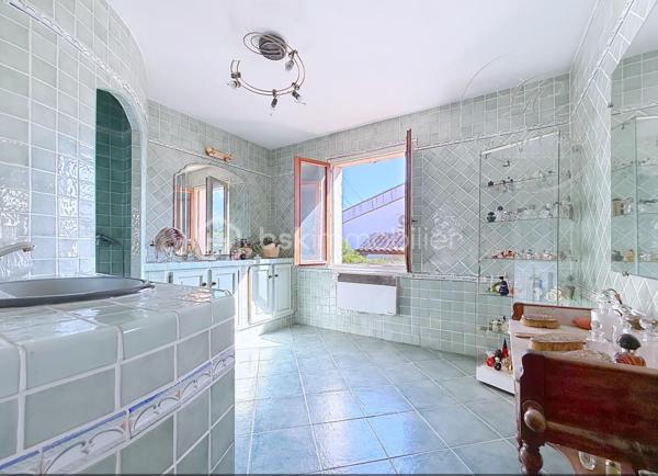 Exclusivité Gérald COVILI – BSK Immobilier

Située dans un secteur recherché de Grasse Saint-Antoine, à proximité immédiate des commerces, des écoles et de l'ensemble des commodités, cette agréable maison individuelle de plain-pied développe une superficie d'environ 115 m² et est édifiée sur une parcelle de 472 m² avec piscine.

Dès l'entrée, la maison offre des volumes agréables et une distribution fonctionnelle. Elle se compose d'un salon-séjour lumineux avec cheminée, d'une cuisine indépendante, de trois chambres, d'une salle d'eau, d'un WC indépendant ainsi que d'une buanderie.

Le salon-séjour de plus de 32 m² constitue le cœur de la maison. La cuisine, actuellement indépendante et d'une superficie de près de 16 m², offre par ailleurs une belle possibilité d'évolution : son ouverture sur la pièce de vie permettrait de créer un espace convivial et contemporain de près de 50 m².

L'ensemble de la maison étant de plain-pied, elle bénéficie d'une organisation particulièrement confortable et fonctionnelle au quotidien.

À l'extérieur, la propriété bénéficie d'un agréable espace de vie composé d'une belle terrasse abritée et d'une piscine, offrant un cadre idéal pour profiter des beaux jours et se détendre. 
L'accès à la propriété permet également de stationner plusieurs véhicules, un véritable atout au quotidien.

Pour votre confort, la maison dispose également de la climatisation dans le salon ainsi que dans l'une des chambres.

Un garage d'environ 16 m², actuellement utilisé comme espace de stockage, complète ce bien. 

Construite en 1987, cette maison présente un DPE classé C, avec des émissions de gaz à effet de serre classées A. 

Une maison familiale, fonctionnelle et évolutive, bénéficiant d'un emplacement recherché à Grasse Saint-Antoine, d'un extérieur agréable avec piscine et terrasse abritée, ainsi que d'un beau potentiel d'aménagement.

À découvrir sans tarder - coup de cœur assuré !

Pour tout renseignement complémentaire ou pour organiser une visite,
contactez  Gérald COVILI au 06 14 42 87 03.