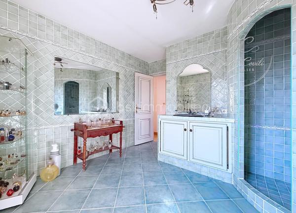 Exclusivité Gérald COVILI – BSK Immobilier

Située dans un secteur recherché de Grasse Saint-Antoine, à proximité immédiate des commerces, des écoles et de l'ensemble des commodités, cette agréable maison individuelle de plain-pied développe une superficie d'environ 115 m² et est édifiée sur une parcelle de 472 m² avec piscine.

Dès l'entrée, la maison offre des volumes agréables et une distribution fonctionnelle. Elle se compose d'un salon-séjour lumineux avec cheminée, d'une cuisine indépendante, de trois chambres, d'une salle d'eau, d'un WC indépendant ainsi que d'une buanderie.

Le salon-séjour de plus de 32 m² constitue le cœur de la maison. La cuisine, actuellement indépendante et d'une superficie de près de 16 m², offre par ailleurs une belle possibilité d'évolution : son ouverture sur la pièce de vie permettrait de créer un espace convivial et contemporain de près de 50 m².

L'ensemble de la maison étant de plain-pied, elle bénéficie d'une organisation particulièrement confortable et fonctionnelle au quotidien.

À l'extérieur, la propriété bénéficie d'un agréable espace de vie composé d'une belle terrasse abritée et d'une piscine, offrant un cadre idéal pour profiter des beaux jours et se détendre. 
L'accès à la propriété permet également de stationner plusieurs véhicules, un véritable atout au quotidien.

Pour votre confort, la maison dispose également de la climatisation dans le salon ainsi que dans l'une des chambres.

Un garage d'environ 16 m², actuellement utilisé comme espace de stockage, complète ce bien. 

Construite en 1987, cette maison présente un DPE classé C, avec des émissions de gaz à effet de serre classées A. 

Une maison familiale, fonctionnelle et évolutive, bénéficiant d'un emplacement recherché à Grasse Saint-Antoine, d'un extérieur agréable avec piscine et terrasse abritée, ainsi que d'un beau potentiel d'aménagement.

À découvrir sans tarder - coup de cœur assuré !

Pour tout renseignement complémentaire ou pour organiser une visite,
contactez  Gérald COVILI au 06 14 42 87 03.