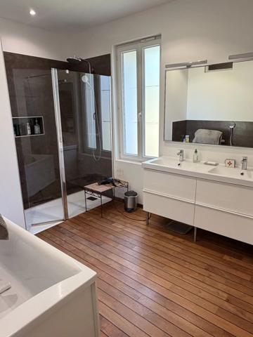 Vente                                                      Maison
                        
                     13 pièces                      208 m2                     à Créon