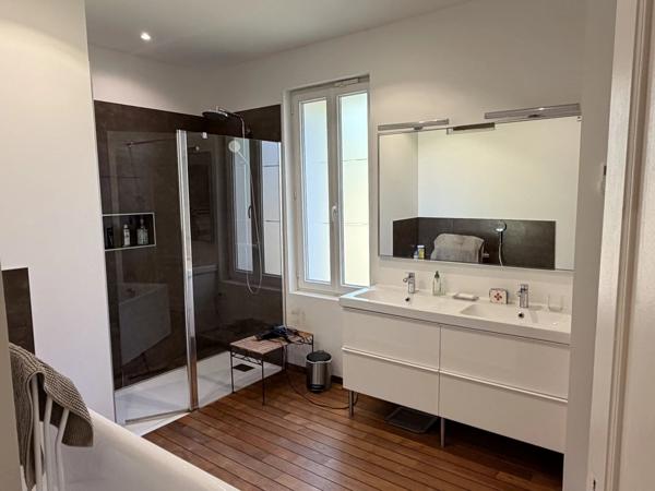 Vente                                                      Maison
                        
                     13 pièces                      208 m2                     à Créon