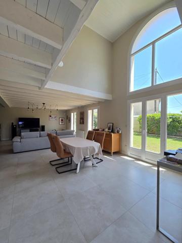 Vente                                                      Maison
                        
                     13 pièces                      208 m2                     à Créon