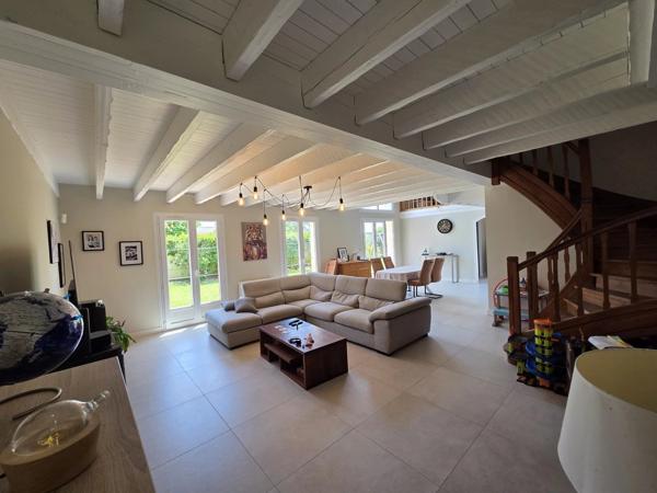 Vente                                                      Maison
                        
                     13 pièces                      208 m2                     à Créon