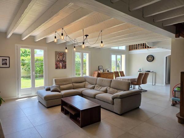 Vente                                                      Maison
                        
                     13 pièces                      208 m2                     à Créon