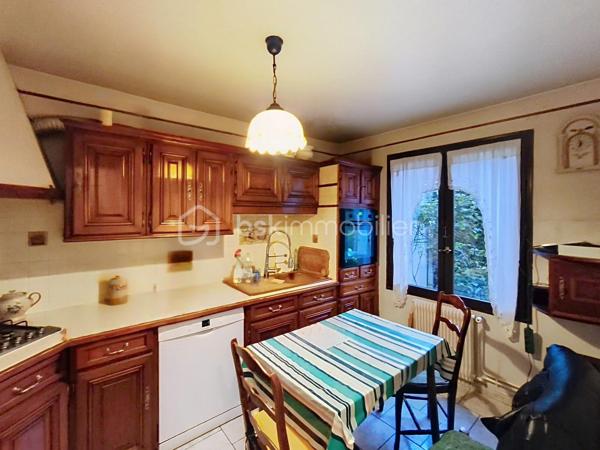 Située dans un secteur calme et recherché, à proximité des écoles, cette maison de 95 m² est idéale pour une famille.
Elle se compose au rez-de-chaussée d’une entrée desservant une cuisine dinatoire, un séjour avec cheminée et un WC indépendant.
À l’étage, un palier distribue 3 chambres avec placards, un dressing sur le palier ainsi qu’une salle d’eau avec WC.

La maison dispose également d’une cave totale avec coin buanderie, offrant de nombreuses possibilités d’aménagement (salle de jeux, sport, stockage…).

Côté extérieur, vous profitez d’une terrasse sans vis-à-vis et d’un agréable jardin arboré.
Un garage avec accès direct à la maison complète le bien, avec la possibilité de stationner 2 véhicules supplémentaires à l’avant.

🎨 Rafraîchissement à prévoir pour la remettre à votre goût et exploiter tout son potentiel.

✅ Secteur familial
✅ Proche écoles
✅ Sans vis-à-vis
✅ Cave totale
✅ Garage + stationnement
✅ Beau potentiel

📞 Contactez-moi pour plus d’informations ou organiser une visite.