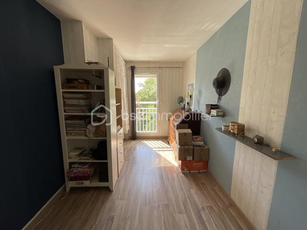 Marie-Mylène Louis vous présente :

Situé à Fresnes, au sein d’une résidence calme et verdoyante, cet appartement se trouve au 2ᵉ étage sur 10 et bénéficie d’un environnement agréable, à proximité immédiate d’Antony et des commodités.

D’une superficie de 62 m², il offre un séjour lumineux prolongé par un balcon exposé plein sud, avec une vue dégagée et verdoyante, sans aucun vis-à-vis : un véritable atout pour le confort au quotidien.

L’appartement se compose de :

-Une entrée
-Un séjour lumineux
-Une cuisine indépendante
-Trois chambres
-Une salle de bains
-Un WC séparé
-Une cave

Le stationnement est libre au sein de la résidence.

Vous apprécierez également la proximité immédiate des écoles, commerces et du centre-ville, ainsi que l’accès au RER C Chemin d’Antony, situé à environ 14 minutes à pied.

Un bien idéal pour une famille ou pour un investissement locatif, offrant un cadre de vie à la fois calme et pratique.

Disponible 7j/7 pour vos visites. Une question ? Un projet ? Je suis à votre écoute pour vous accompagner à chaque étape.

Note : Afin de vous accompagner dans votre projection, certaines images de la galerie sont conçues par intelligence artificielle. Elles illustrent les possibilités d’aménagement et de finitions pour vos futurs travaux.