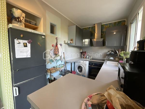 Marie-Mylène Louis vous présente :

Situé à Fresnes, au sein d’une résidence calme et verdoyante, cet appartement se trouve au 2ᵉ étage sur 10 et bénéficie d’un environnement agréable, à proximité immédiate d’Antony et des commodités.

D’une superficie de 62 m², il offre un séjour lumineux prolongé par un balcon exposé plein sud, avec une vue dégagée et verdoyante, sans aucun vis-à-vis : un véritable atout pour le confort au quotidien.

L’appartement se compose de :

-Une entrée
-Un séjour lumineux
-Une cuisine indépendante
-Trois chambres
-Une salle de bains
-Un WC séparé
-Une cave

Le stationnement est libre au sein de la résidence.

Vous apprécierez également la proximité immédiate des écoles, commerces et du centre-ville, ainsi que l’accès au RER C Chemin d’Antony, situé à environ 14 minutes à pied.

Un bien idéal pour une famille ou pour un investissement locatif, offrant un cadre de vie à la fois calme et pratique.

Disponible 7j/7 pour vos visites. Une question ? Un projet ? Je suis à votre écoute pour vous accompagner à chaque étape.

Note : Afin de vous accompagner dans votre projection, certaines images de la galerie sont conçues par intelligence artificielle. Elles illustrent les possibilités d’aménagement et de finitions pour vos futurs travaux.