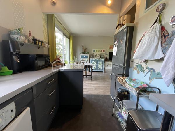 Marie-Mylène Louis vous présente :

Situé à Fresnes, au sein d’une résidence calme et verdoyante, cet appartement se trouve au 2ᵉ étage sur 10 et bénéficie d’un environnement agréable, à proximité immédiate d’Antony et des commodités.

D’une superficie de 62 m², il offre un séjour lumineux prolongé par un balcon exposé plein sud, avec une vue dégagée et verdoyante, sans aucun vis-à-vis : un véritable atout pour le confort au quotidien.

L’appartement se compose de :

-Une entrée
-Un séjour lumineux
-Une cuisine indépendante
-Trois chambres
-Une salle de bains
-Un WC séparé
-Une cave

Le stationnement est libre au sein de la résidence.

Vous apprécierez également la proximité immédiate des écoles, commerces et du centre-ville, ainsi que l’accès au RER C Chemin d’Antony, situé à environ 14 minutes à pied.

Un bien idéal pour une famille ou pour un investissement locatif, offrant un cadre de vie à la fois calme et pratique.

Disponible 7j/7 pour vos visites. Une question ? Un projet ? Je suis à votre écoute pour vous accompagner à chaque étape.

Note : Afin de vous accompagner dans votre projection, certaines images de la galerie sont conçues par intelligence artificielle. Elles illustrent les possibilités d’aménagement et de finitions pour vos futurs travaux.
