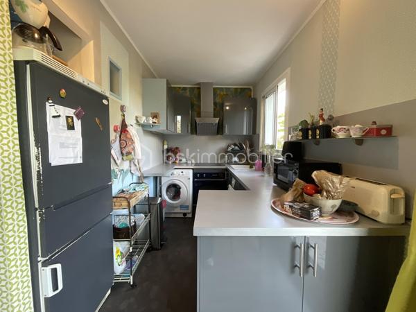 Marie-Mylène Louis vous présente :

Situé à Fresnes, au sein d’une résidence calme et verdoyante, cet appartement se trouve au 2ᵉ étage sur 10 et bénéficie d’un environnement agréable, à proximité immédiate d’Antony et des commodités.

D’une superficie de 62 m², il offre un séjour lumineux prolongé par un balcon exposé plein sud, avec une vue dégagée et verdoyante, sans aucun vis-à-vis : un véritable atout pour le confort au quotidien.

L’appartement se compose de :

-Une entrée
-Un séjour lumineux
-Une cuisine indépendante
-Trois chambres
-Une salle de bains
-Un WC séparé
-Une cave

Le stationnement est libre au sein de la résidence.

Vous apprécierez également la proximité immédiate des écoles, commerces et du centre-ville, ainsi que l’accès au RER C Chemin d’Antony, situé à environ 14 minutes à pied.

Un bien idéal pour une famille ou pour un investissement locatif, offrant un cadre de vie à la fois calme et pratique.

Disponible 7j/7 pour vos visites. Une question ? Un projet ? Je suis à votre écoute pour vous accompagner à chaque étape.

Note : Afin de vous accompagner dans votre projection, certaines images de la galerie sont conçues par intelligence artificielle. Elles illustrent les possibilités d’aménagement et de finitions pour vos futurs travaux.