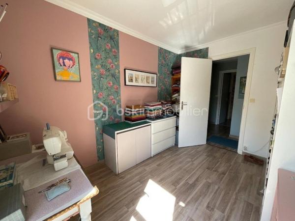 Marie-Mylène Louis vous présente :

Situé à Fresnes, au sein d’une résidence calme et verdoyante, cet appartement se trouve au 2ᵉ étage sur 10 et bénéficie d’un environnement agréable, à proximité immédiate d’Antony et des commodités.

D’une superficie de 62 m², il offre un séjour lumineux prolongé par un balcon exposé plein sud, avec une vue dégagée et verdoyante, sans aucun vis-à-vis : un véritable atout pour le confort au quotidien.

L’appartement se compose de :

-Une entrée
-Un séjour lumineux
-Une cuisine indépendante
-Trois chambres
-Une salle de bains
-Un WC séparé
-Une cave

Le stationnement est libre au sein de la résidence.

Vous apprécierez également la proximité immédiate des écoles, commerces et du centre-ville, ainsi que l’accès au RER C Chemin d’Antony, situé à environ 14 minutes à pied.

Un bien idéal pour une famille ou pour un investissement locatif, offrant un cadre de vie à la fois calme et pratique.

Disponible 7j/7 pour vos visites. Une question ? Un projet ? Je suis à votre écoute pour vous accompagner à chaque étape.

Note : Afin de vous accompagner dans votre projection, certaines images de la galerie sont conçues par intelligence artificielle. Elles illustrent les possibilités d’aménagement et de finitions pour vos futurs travaux.